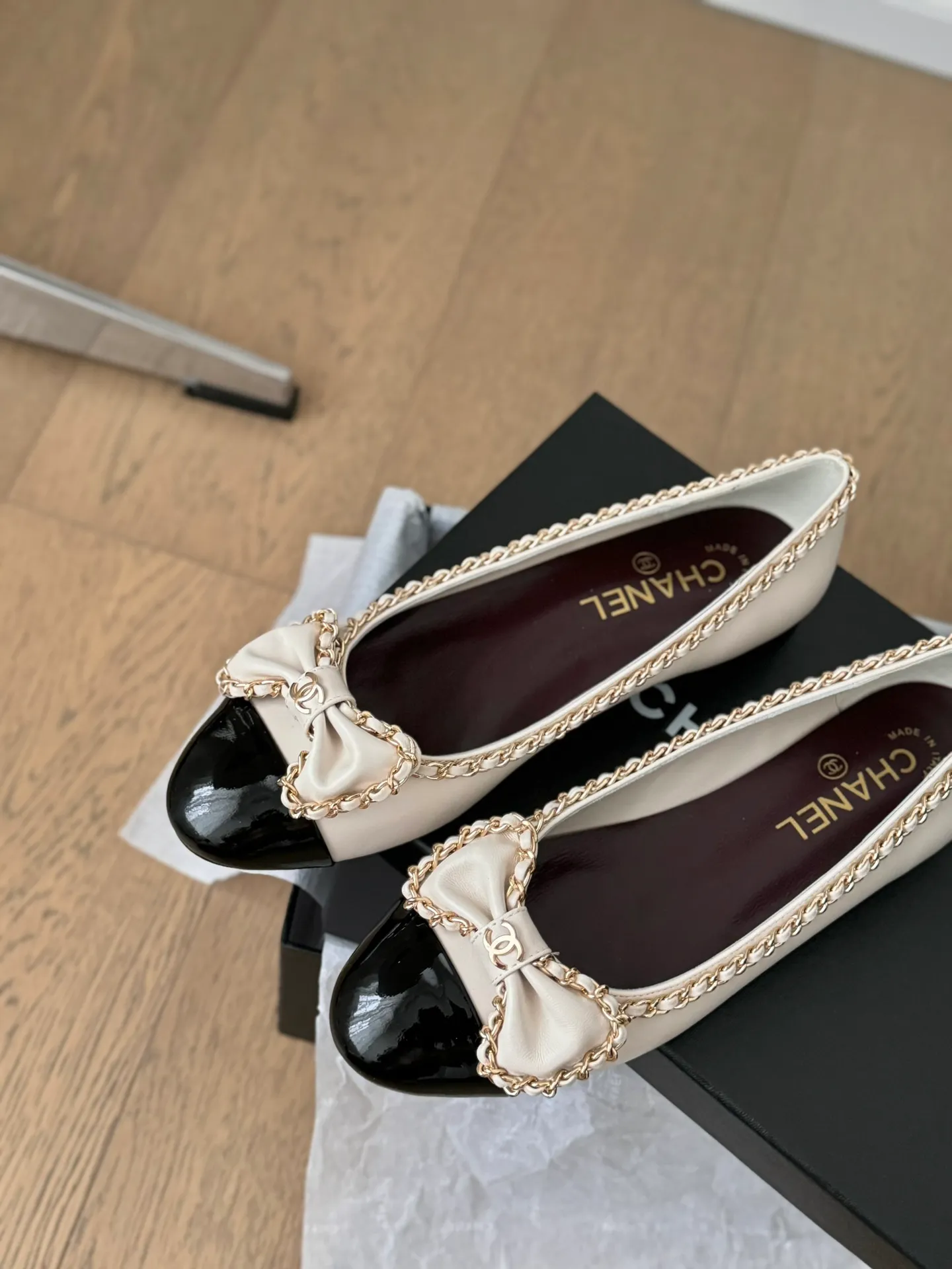 👟👟Ex-factory price 580👟👟 Purchasing agent Chanel Xiaoxiang 24A new chain double C thick heel shoes! 1:1 replica of the original. A classic among classics. It is perfect whether paired with trousers or skirts. The small round head design is very good at modifying the shape of the feet. A must-have for little fairies! The upper is made of imported lambskin, the lining is top-grade mixed sheepskin, and the outsole is imported Italian cowhide. Heel height: 2.5cm. Size: 35-39 (40/41/42/43 customized)